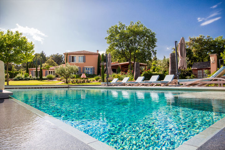 Natuursteen rond het zwembad van een Villa in de Provence