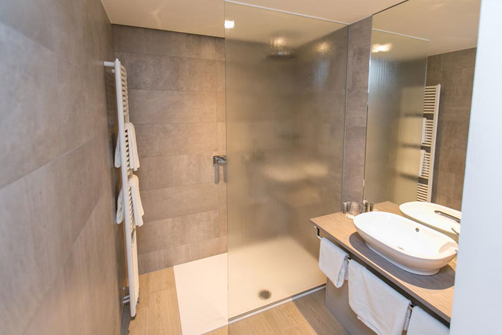 Keramische vloeren badkamer in een hotel te Kortrijk